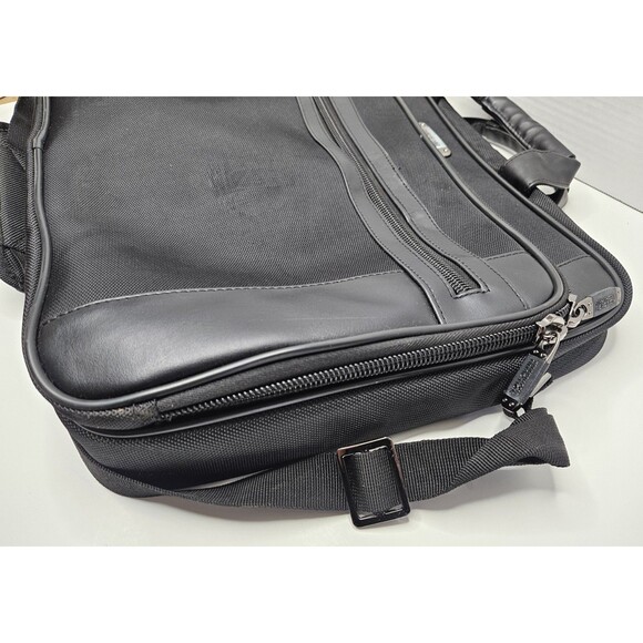 Kenneth Cole Reaction R-Tech Tablet & Netbook Case 19"X14" - Picture 8 of 9